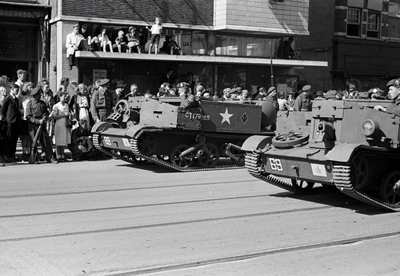 831633 Afbeelding van een Armoured Personnel Carrier (APC) in de Memorial D-Day Parade, in de Potterstraat te Utrecht.